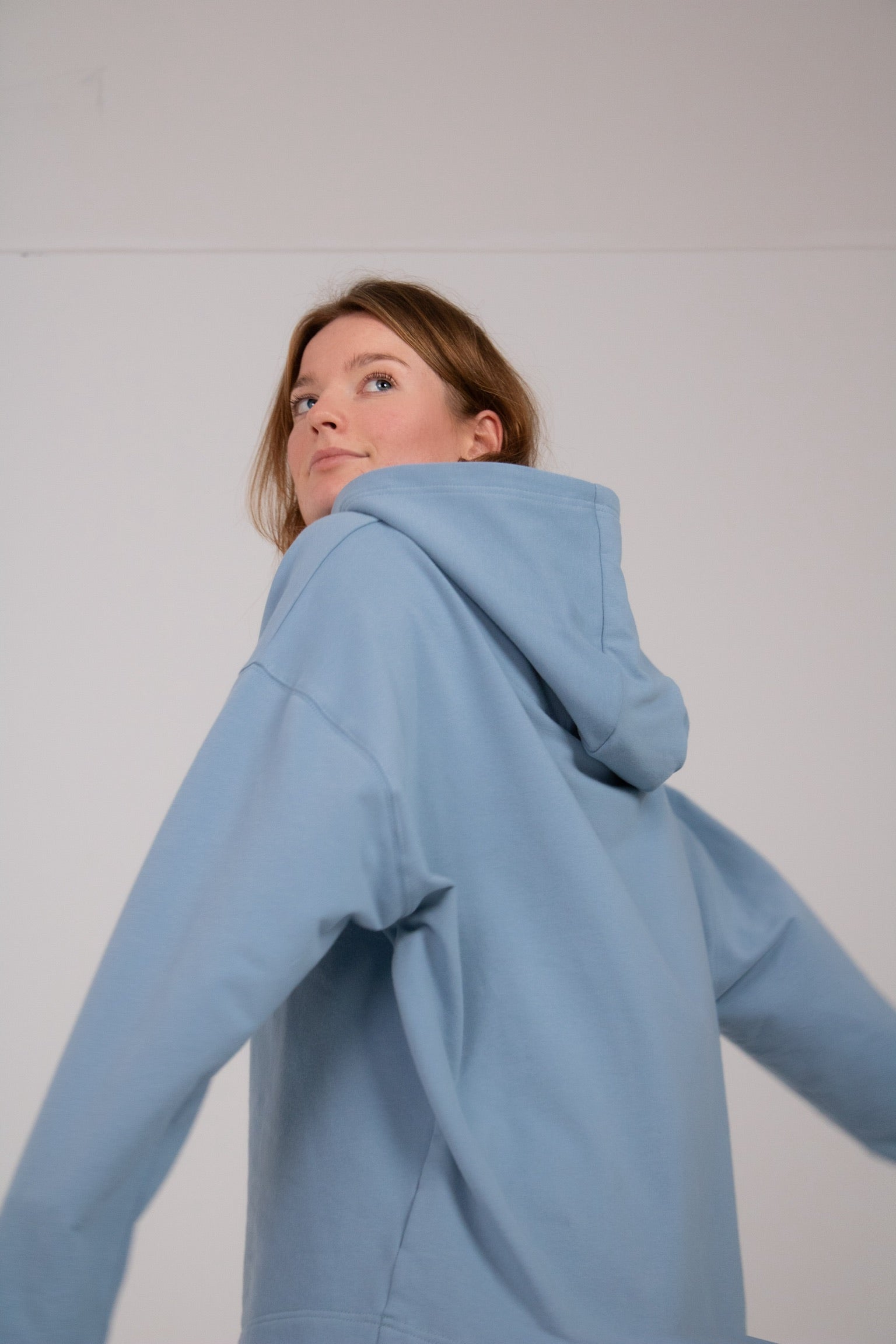 Fullbody image of Ocean Meets Green women's golf hoodie Flow in ice, oversized look