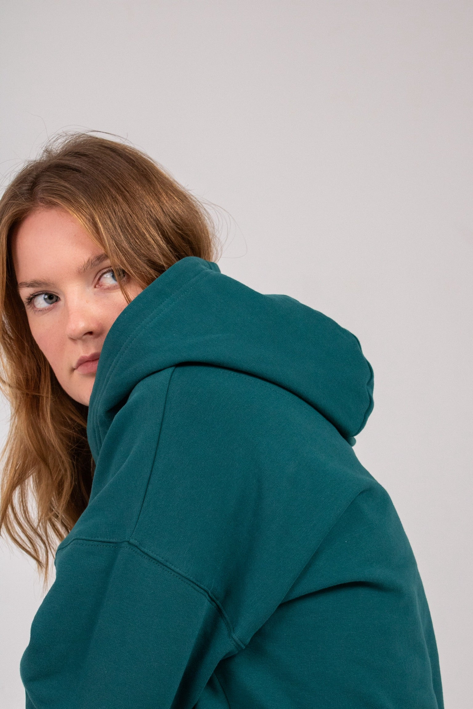 Closeup image of Ocean Meets Green women's golf hoodie Flow in pine, oversized and cozy look