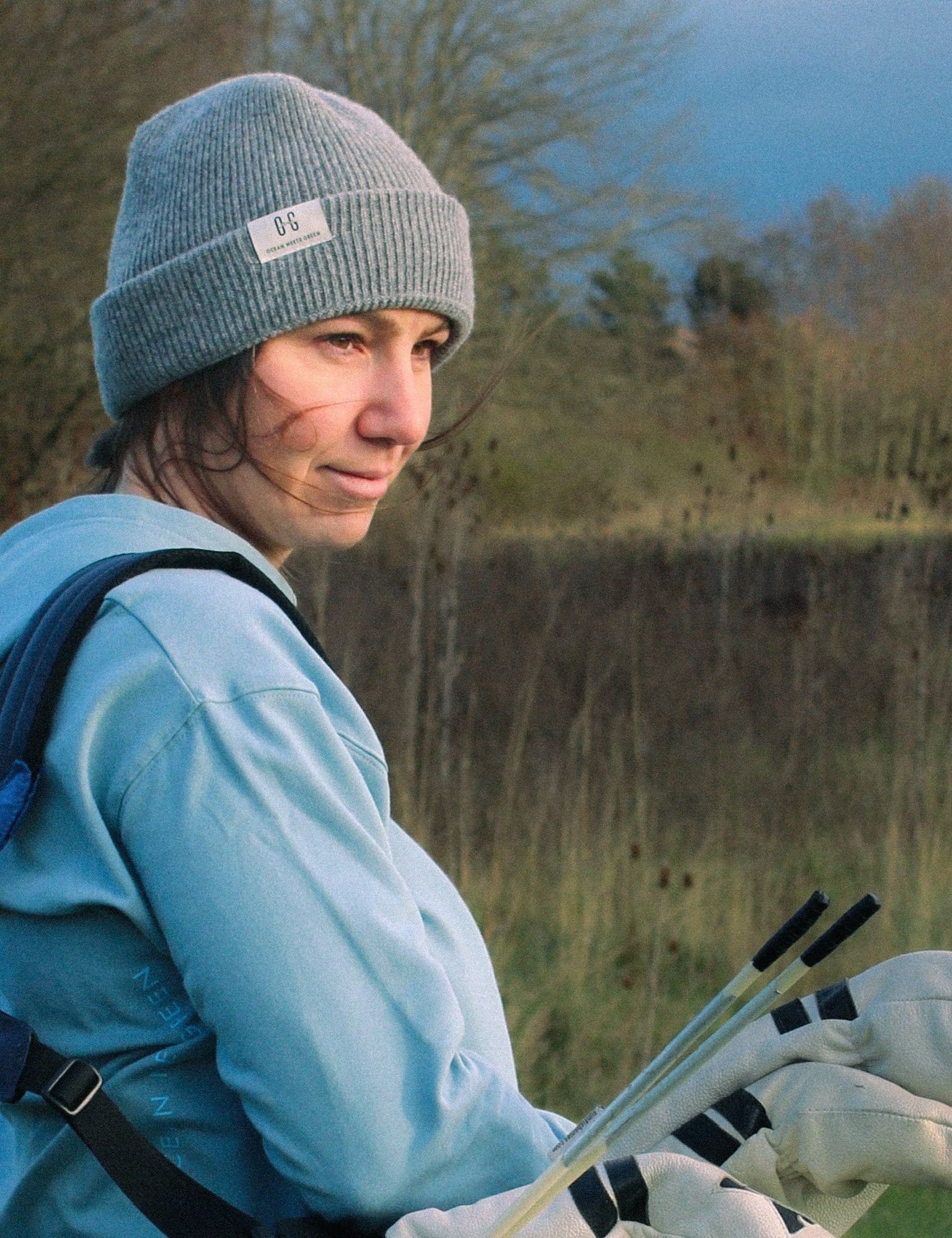 Ocean Meets Green Cloud beanie in grey, fine rib, made from merino wool, worn by a golfer