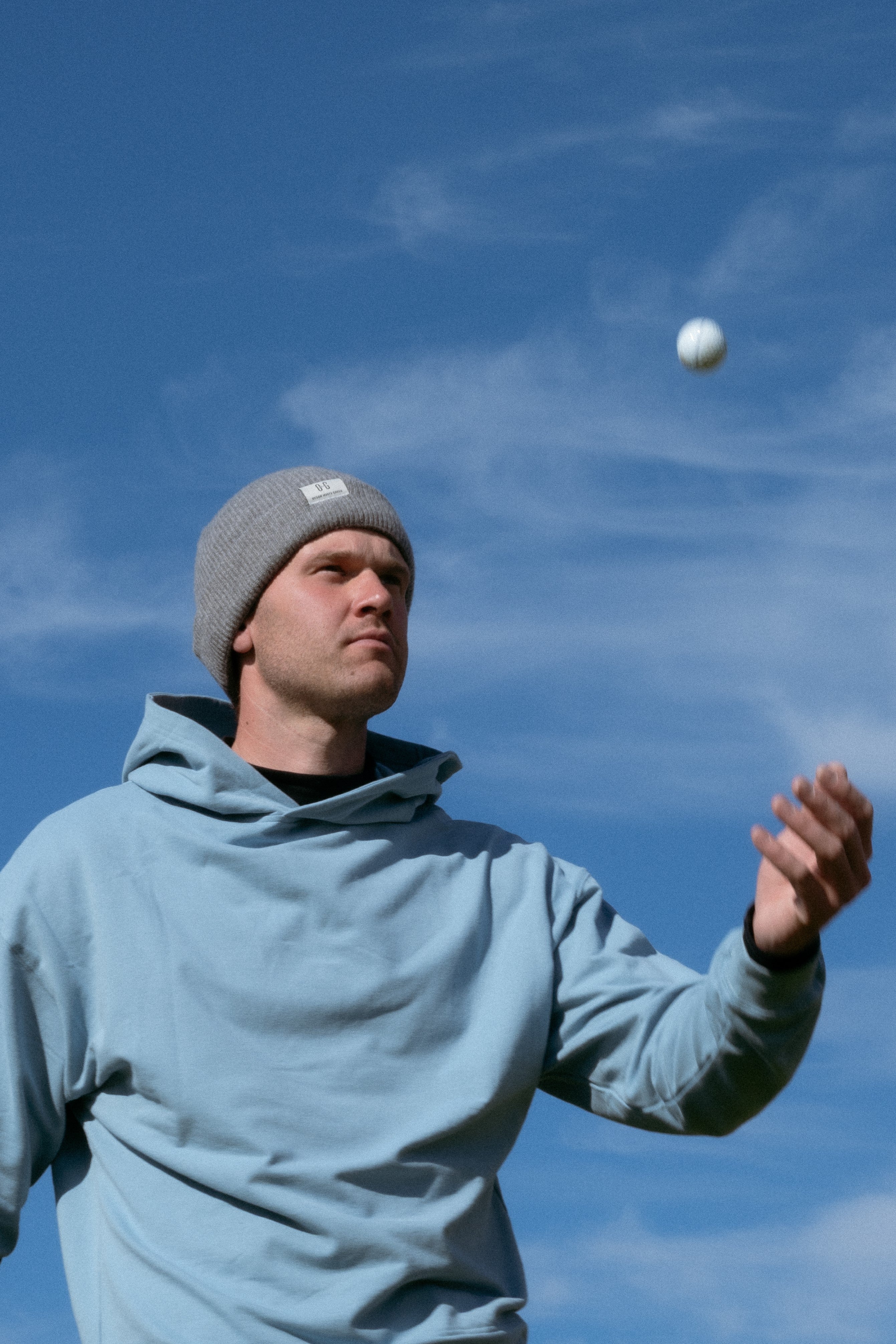 Ocean Meets Green Cloud beanie in grey, made from merino wool, worn by a male golfer